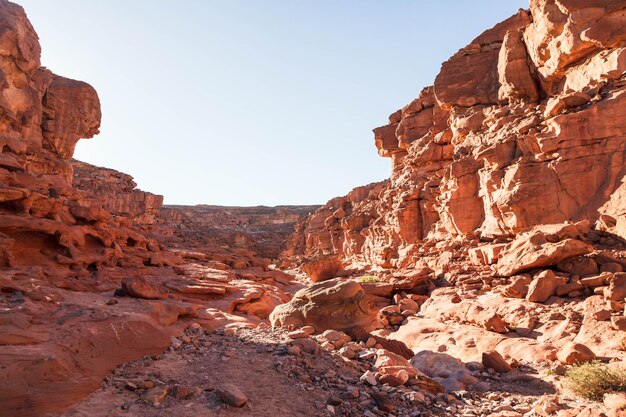 Cañón coloreado, extraña formación rocosa ubicada en la cordillera del Sinaí, península del Sinaí, Egipto