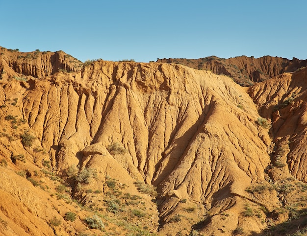 Cañón de cuento de hadas, formaciones rocosas en el lago Issyk-Kul. Kirguistán, Asia central