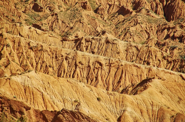 Cañón de cuento de hadas, formaciones rocosas en el lago Issyk-Kul. Kirguistán, Asia central