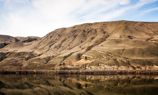 Cañón del desierto dorado con reflejo en el río debajo