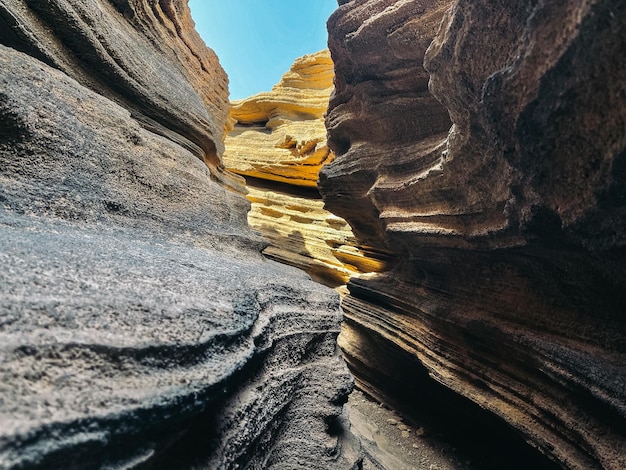 Foto cañón desigual en un día soleado