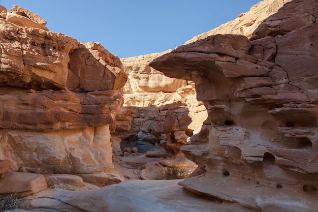 Cañón, extraña formación rocosa en la cordillera del Sinaí, península del Sinaí, Egipto