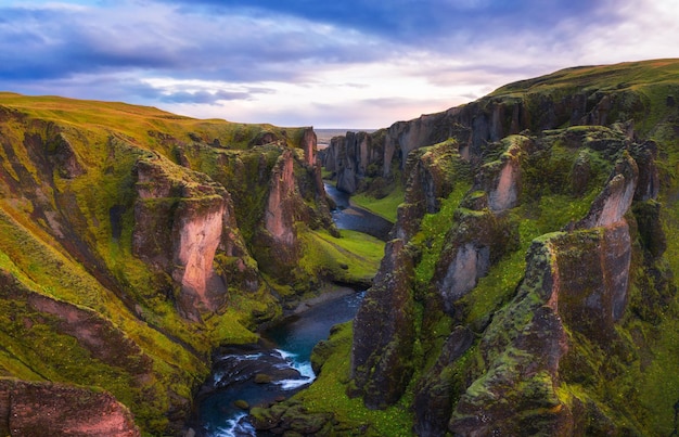 Cañón Fjadrargljufur en Islandia al atardecer