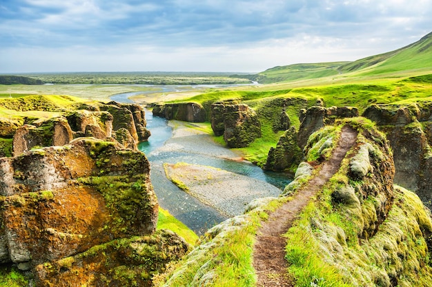 Cañón de Fjadrargljufur con río y grandes rocas. Sur de islandia