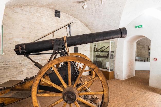 Cañón en la fortaleza de Boyen. Gizycko, Polonia