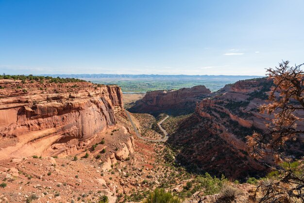 Cañón de Fruita y camino de acceso al Monumento Nacional de Colorado