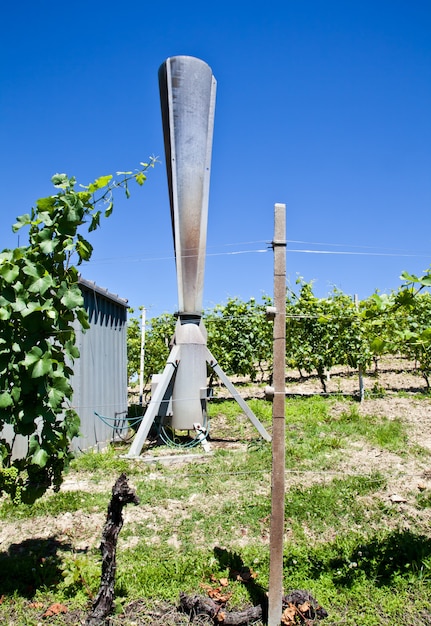 Cañón de granizo en viñedo italiano, área de Monferrato y Langhe, región de Piemonte.