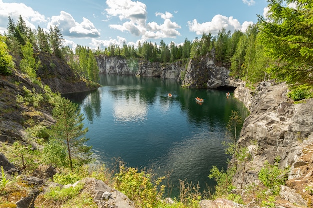 Cañón de mármol con barcos turísticos en Ruskeala, Karelia en verano.