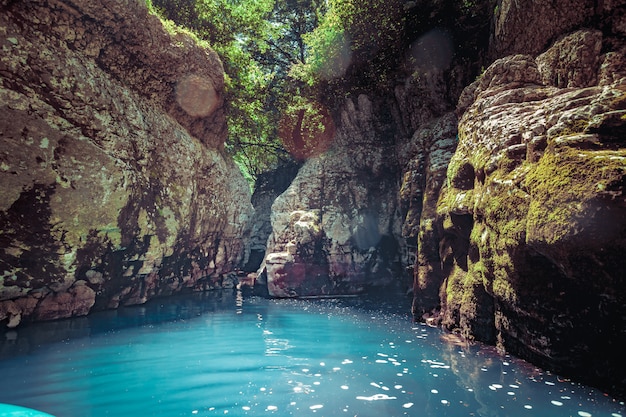 Cañón Martvili en Georgia. Paisaje de la naturaleza