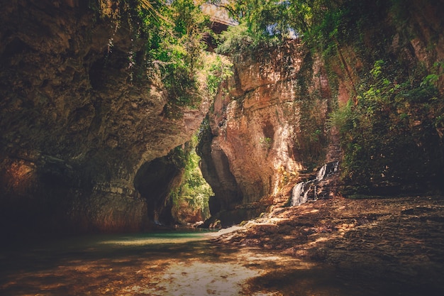 Cañón Martvili en Georgia. Paisaje de la naturaleza