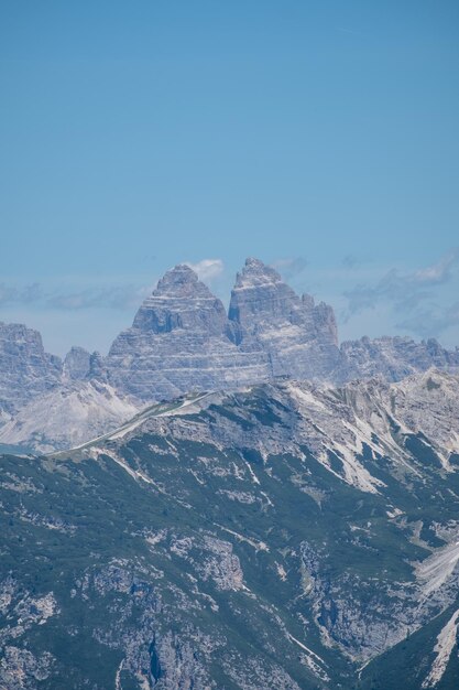 Foto un cañón con una montaña al fondo.