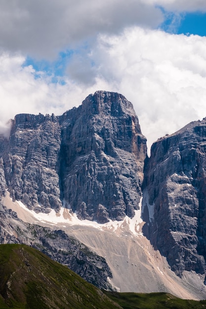 Foto un cañón con una montaña al fondo.