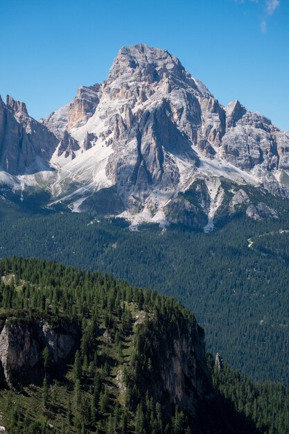 Foto un cañón con una montaña al fondo.