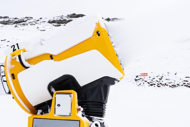 Cañón de nieve en funcionamiento en sierra nevada.