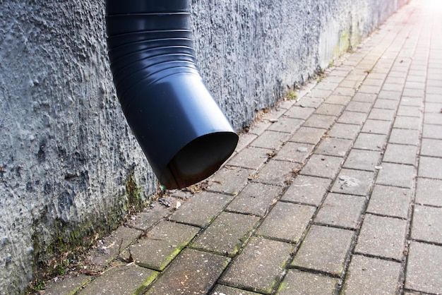 Cañón en la pared por encima del pavimento