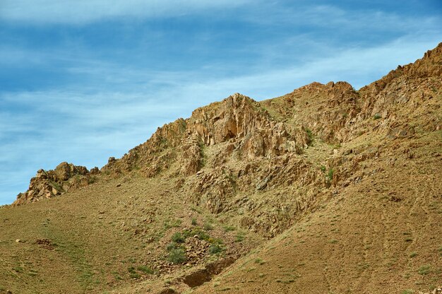 Foto cañón pedregoso en la zona del río zavkhan, río en el govi-altai de mongolia