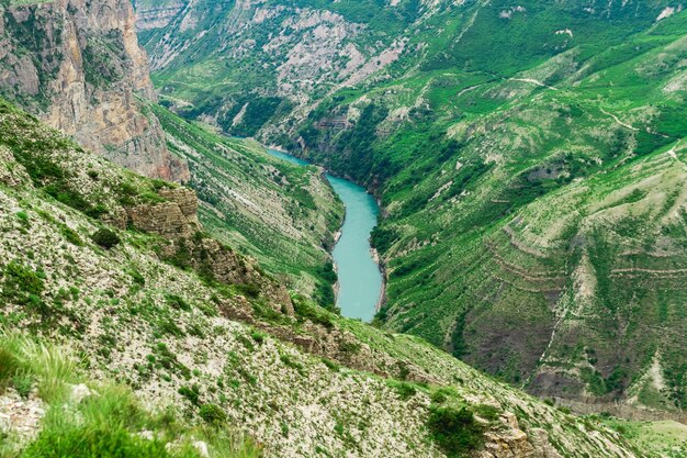 Cañón profundo del paisaje de montaña con río azul