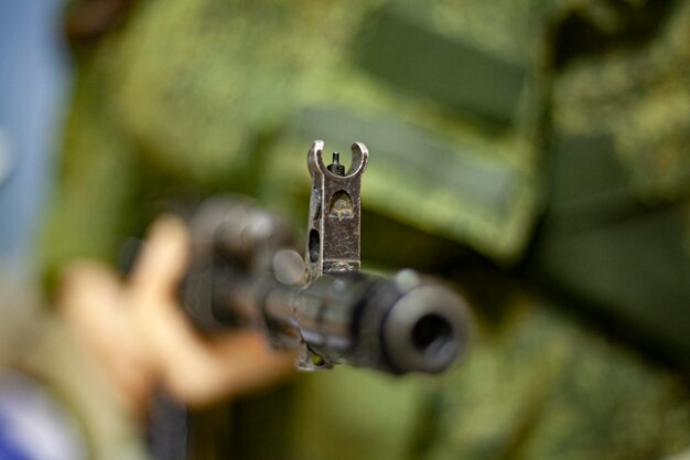 Foto el cañón de un rifle de asalto el arma en las manos armas de fuego en condición de combate