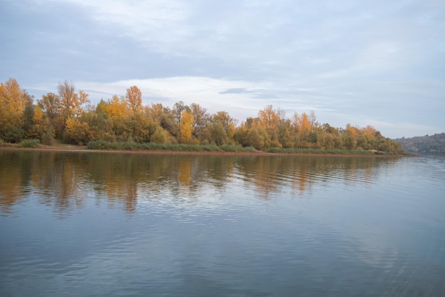 Cañón con río y acantilado en otoño