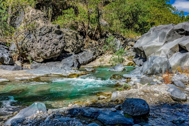 Un cañón del río Alcantara, que atraviesa las piedras de lava del Monte Etna en Sicilia, Italia