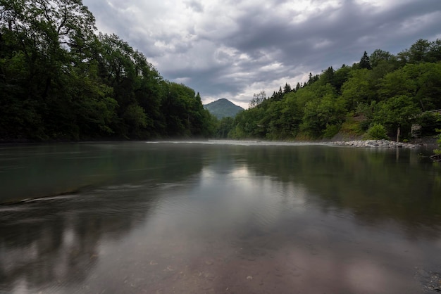 Cañón del río Belaya en el territorio de la Reserva de la Biosfera del Cáucaso en el cordón de Guzeripl en un día soleado de verano con nubes Guzeripl República de Adygea Rusia