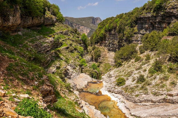 Cañón del río de montaña en Albania