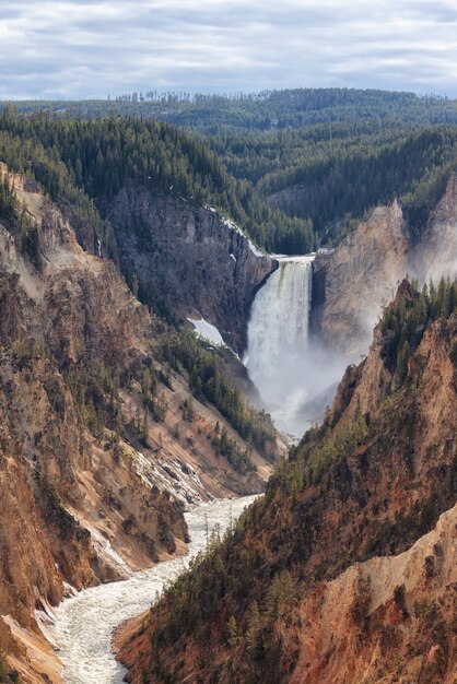 Cañón rocoso y río en el paisaje americano gran cañón de yellowstone