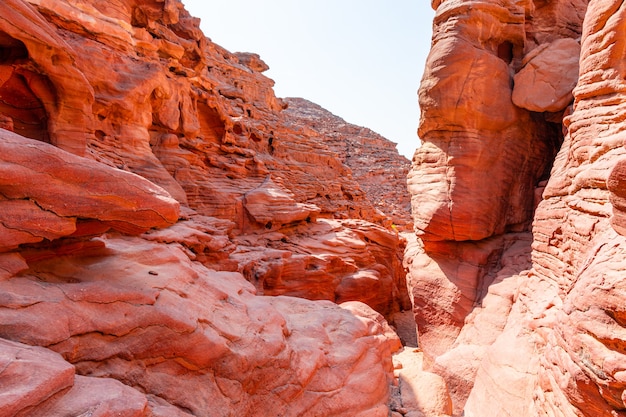 Foto cañón de salam de color en la península del sinaí, hermosas piedras de piedra caliza curvadas.