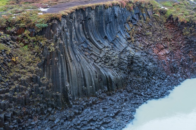 El cañón Studlagil es un barranco en Jokuldalur este de Islandia Famosas formaciones rocosas de basalto columnar y el río Jokla lo atraviesa
