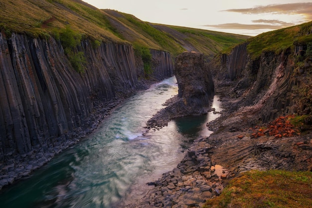 Cañón Studlagil en el este de Islandia al atardecer