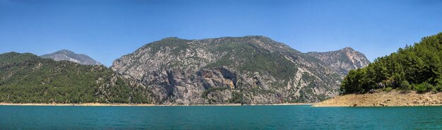 Cañón verde y río Manavgat en las montañas de la región de Antalya Turquía en un día soleado de verano
