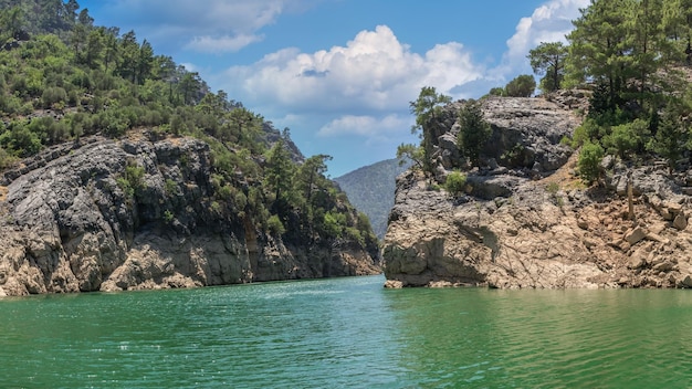 Cañón verde y río Manavgat en las montañas de la región de Antalya Turquía en un día soleado de verano