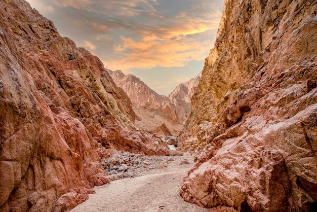 Foto cañón wishwashi ras shaitan nuweiba cielo muy hermoso explorando el increíble egipto áfrica