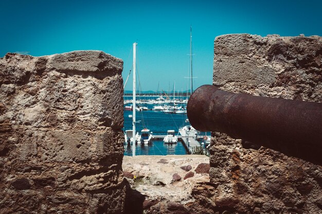 Cañones antiguos en las murallas de Alghero