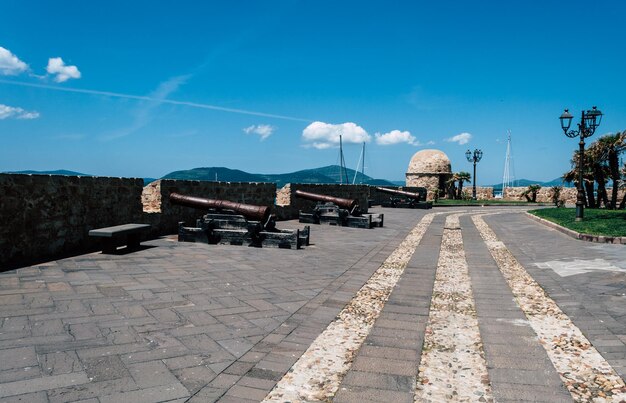 Cañones antiguos en las murallas de Alghero