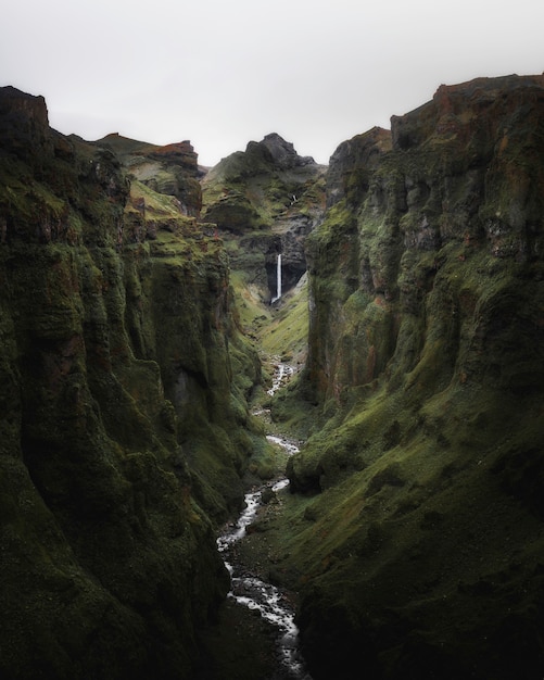 Cañones cubiertos de hierba en el sur de Islandia