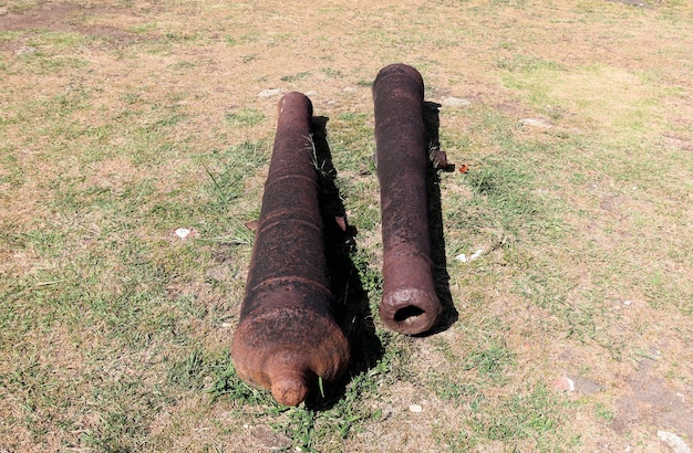 Cañones españoles antiguos de hierro fundido