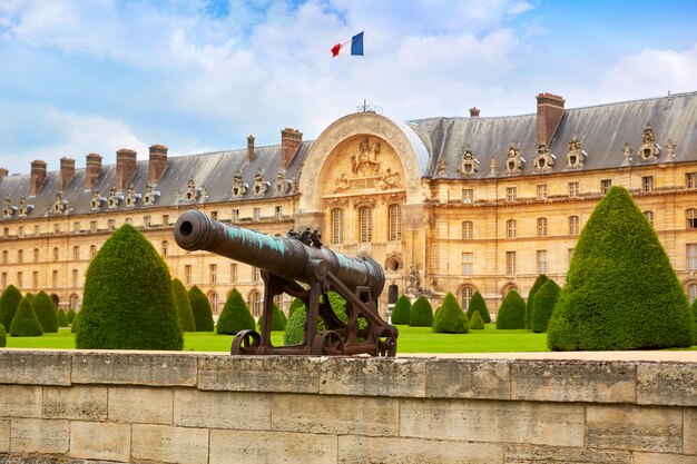 Cañones de fachada de los Inválidos en París, Francia