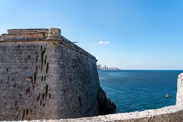 Cañones históricos en el fuerte Castillo de los Tres Reyes del Morro en La Habana.