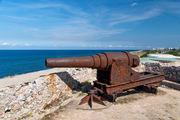 Cañones históricos en el fuerte Castillo de los Tres Reyes del Morro en La Habana.