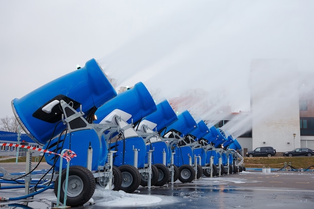 Foto cañones de nieve artificial que hacen polvo de nieve en la ciudad.