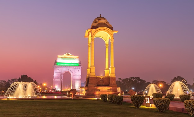 Canopy y la puerta de la India en Nueva Delhi, India, vista nocturna.