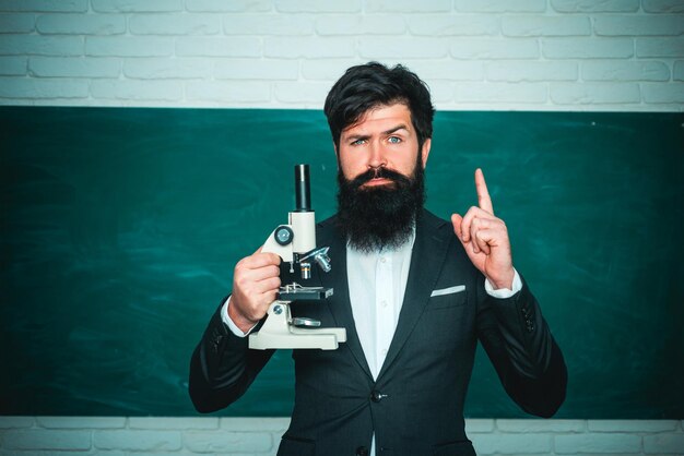 Cansado, estresado y deprimido profesor cerca de la pizarra El éxito académico tiene mucho más que ver con el trabajo duro que con el talento innato