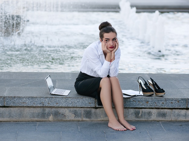 Cansado, exausto, frustrado, perturbado, problemas com mulheres de negócios