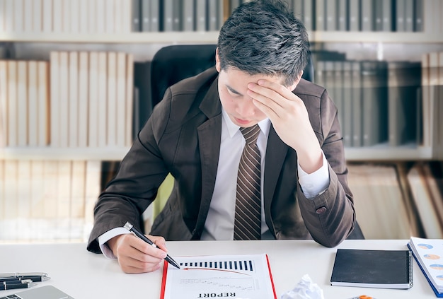 Cansado frustrado jovem businesssman sentindo estressado