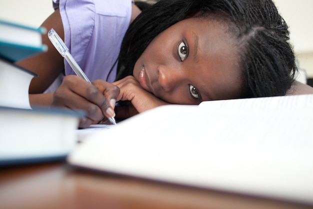 Cansado jovem estudando