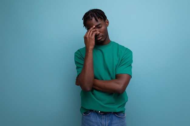 Cansado joven americano con rastas