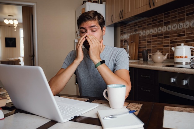 Cansado joven siente dolor vista cansada del trabajo de la computadora