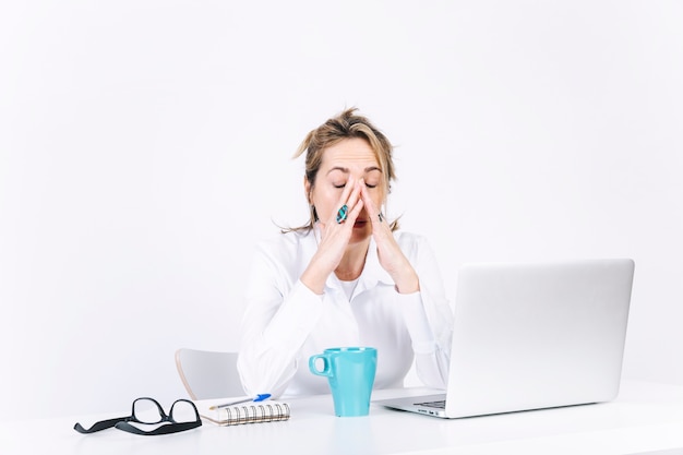 Cansado mujer frotando la cara