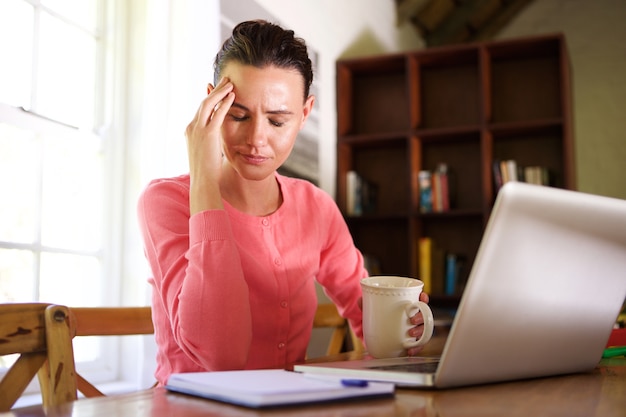 Cansado, mulher negócio, com, dor de cabeça, enquanto, trabalhando